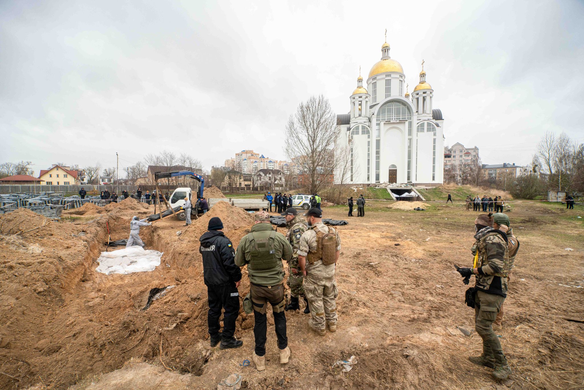 Am 13. April 2022 werden die letzten Leichen aus dem Massengrab in Butscha geborgen.