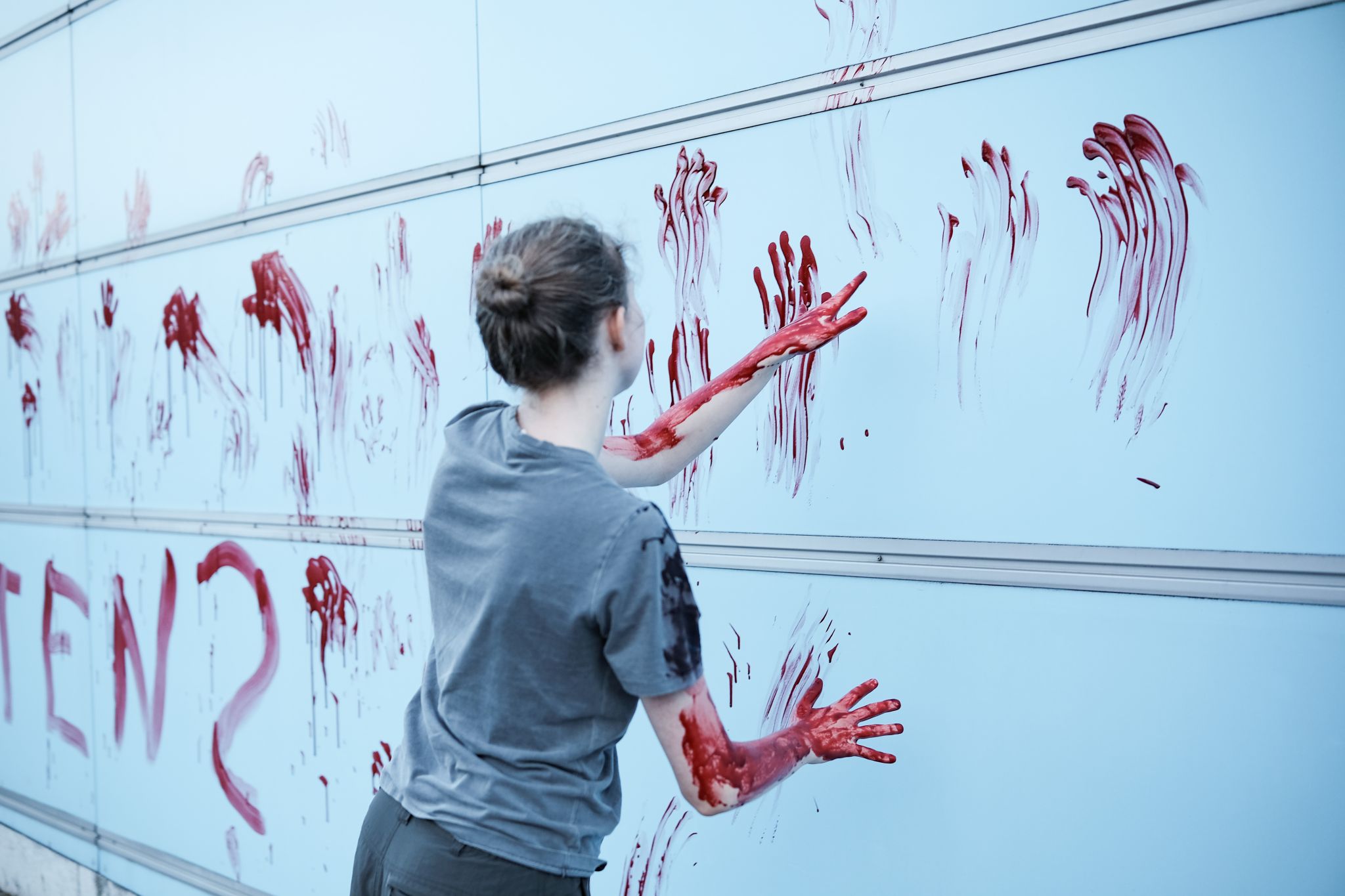 Am 02.09.2025 gegen 19 Uhr bemalten drei junge Aktivist*innen die Wand vom Kindergarten des Bundestags mit den Worten &quot; Verpflichtet ihr auch eure Kinder zum Töten? &quot; mit Kunstblut, um gegen eine mögliche Wehrpflicht zu demonstrieren. Auf Schildern stand zusätzlich &quot; Wir verweigern &quot;.   --   On September 2, 2025 three young activists wrote &quot; Do you also draft your children to kill? &quot; on the wall of the kindergarden of the Bundestag with artificial blood to protest against the planned reintroduction of the c