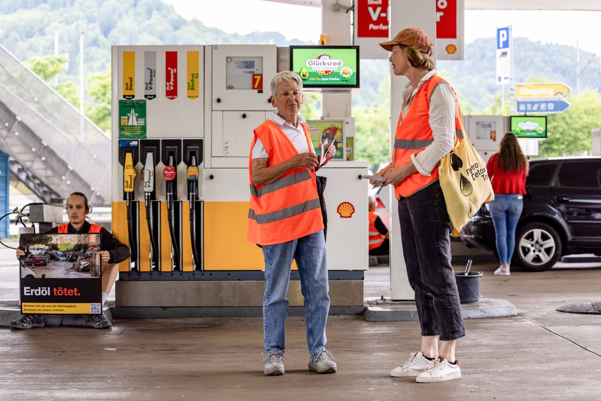 Aktivist:innen von Act Now bei einem Sit-In bei einer Shell-Tankstelle.