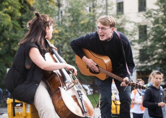 Marlo Großhardt und Rahel Meiller auf der Bühne. Fridays for Future Demonstration München vor den Landtagswahlen Bayern
