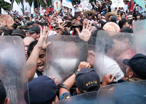 Polizei geht gegen Protestierer am 1. Mai 2024 in Manila, Philippinen vor.