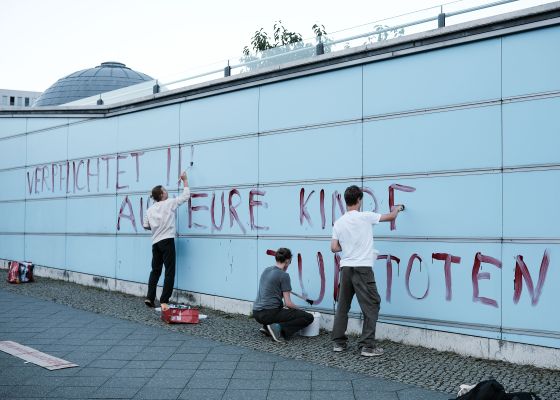 Am 02.09.2025 gegen 19 Uhr bemalten drei junge Aktivist*innen die Wand vom Kindergarten des Bundestags mit den Worten " Verpflichtet ihr auch eure Kinder zum Töten? " mit Kunstblut, um gegen eine mögliche Wehrpflicht zu demonstrieren. Auf Schildern stand zusätzlich " Wir verweigern ". -- On September 2, 2025 three young activists wrote " Do you also draft your children to kill? " on the wall of the kindergarden of the Bundestag with artificial blood to protest against the planned reintroduction of the consc