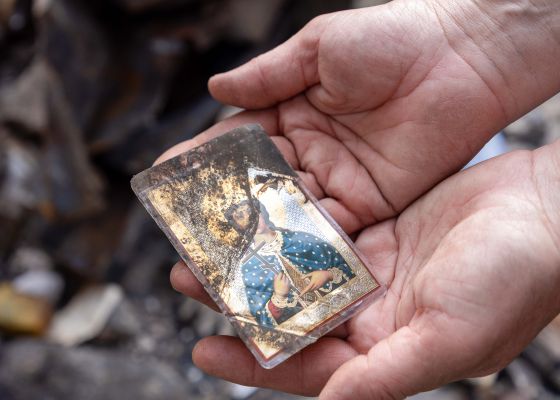 Eine Bewohnerin des Hauses zeigt das Dachgeschoss in dem sie lebte. Ein zerstörtes Wohnhaus in Odessa. Dieses Haus wurde in der Nacht auf den 1. Mai 2025 durch eine Shahed-Drohne zerstört. Beim Angriff wurde ein älteres Ehepaar getötet. --  A destroyed residential building in Odessa. This house was destroyed by a Shahed drone on the night of 1 May 2025. An elderly couple was killed in the attack.