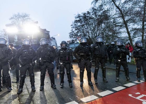 Behelmte Polizei steht vor einem Wasserwerfer am 29.11.2025 in Gießen beim Protest gegen die Gründung der AfD-Jugend Generation Deutschland.